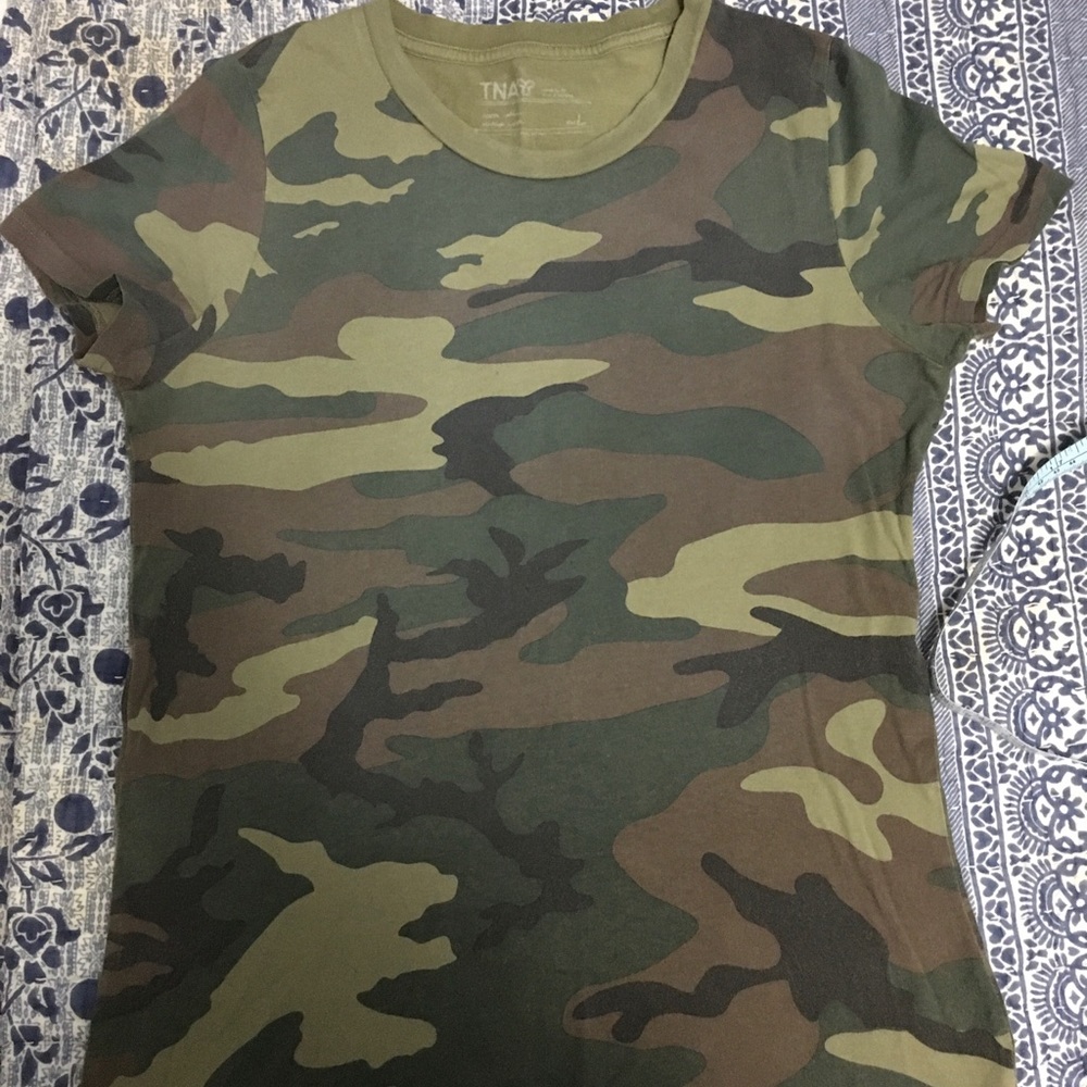TNA Camo print t-shirt. GUC. Large